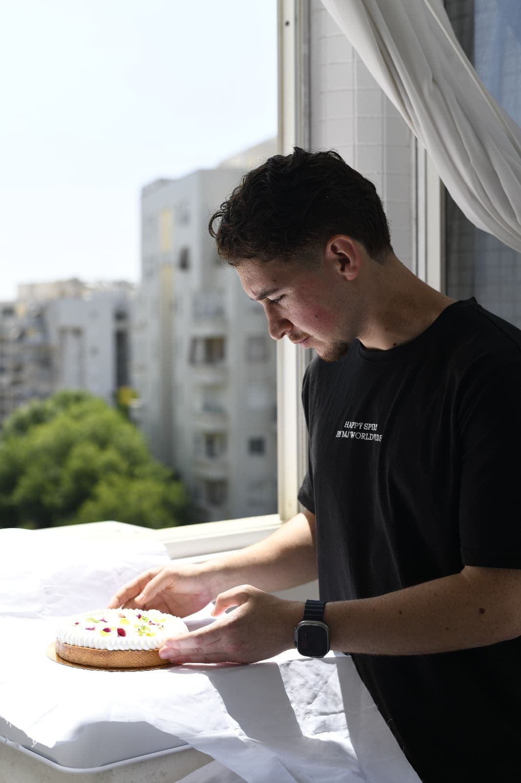 לידור בר מסיים טארט על אדן החלון